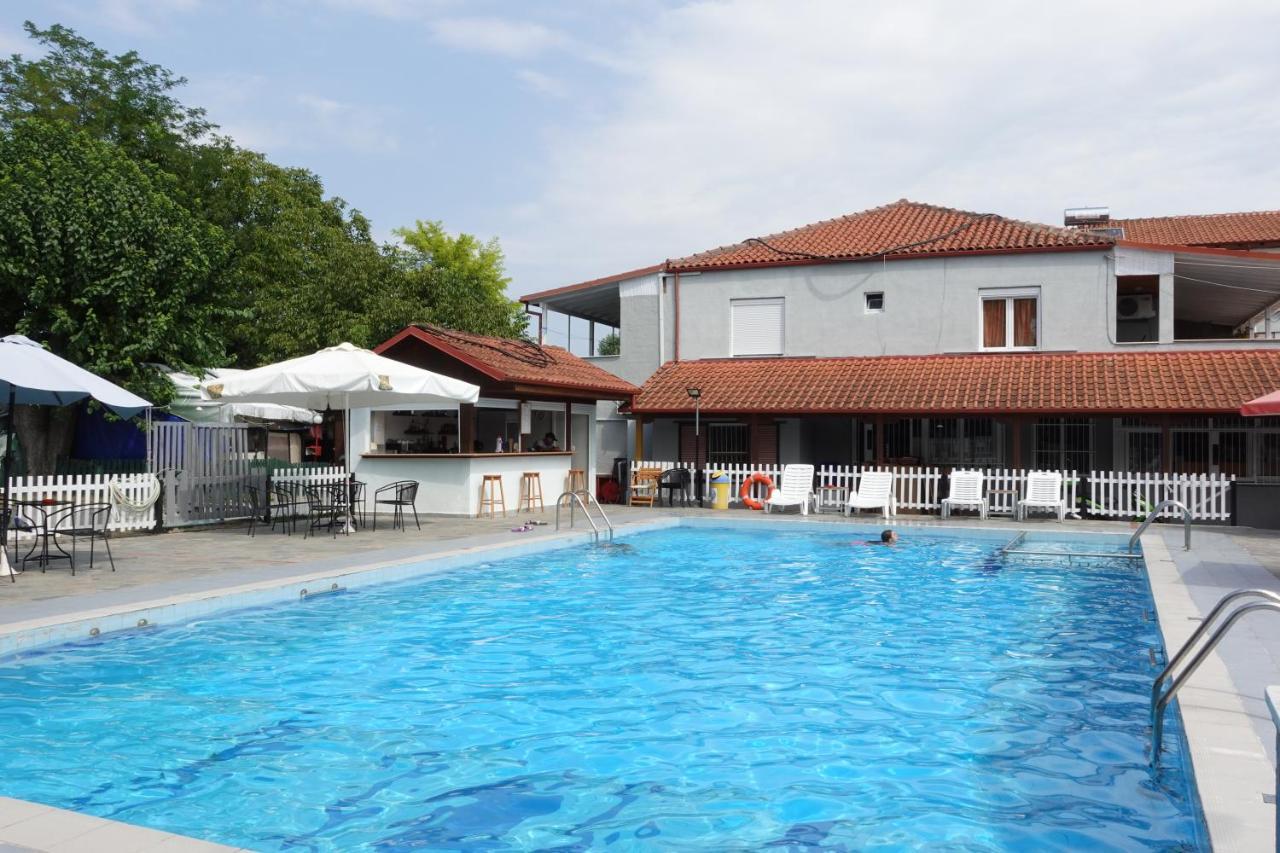 Camping Mitikas And Bungalows Plaka Litochorou Bagian luar foto