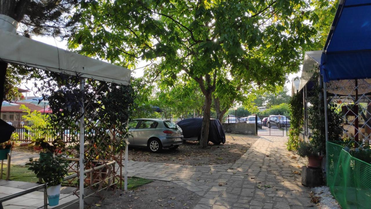 Camping Mitikas And Bungalows Plaka Litochorou Bagian luar foto