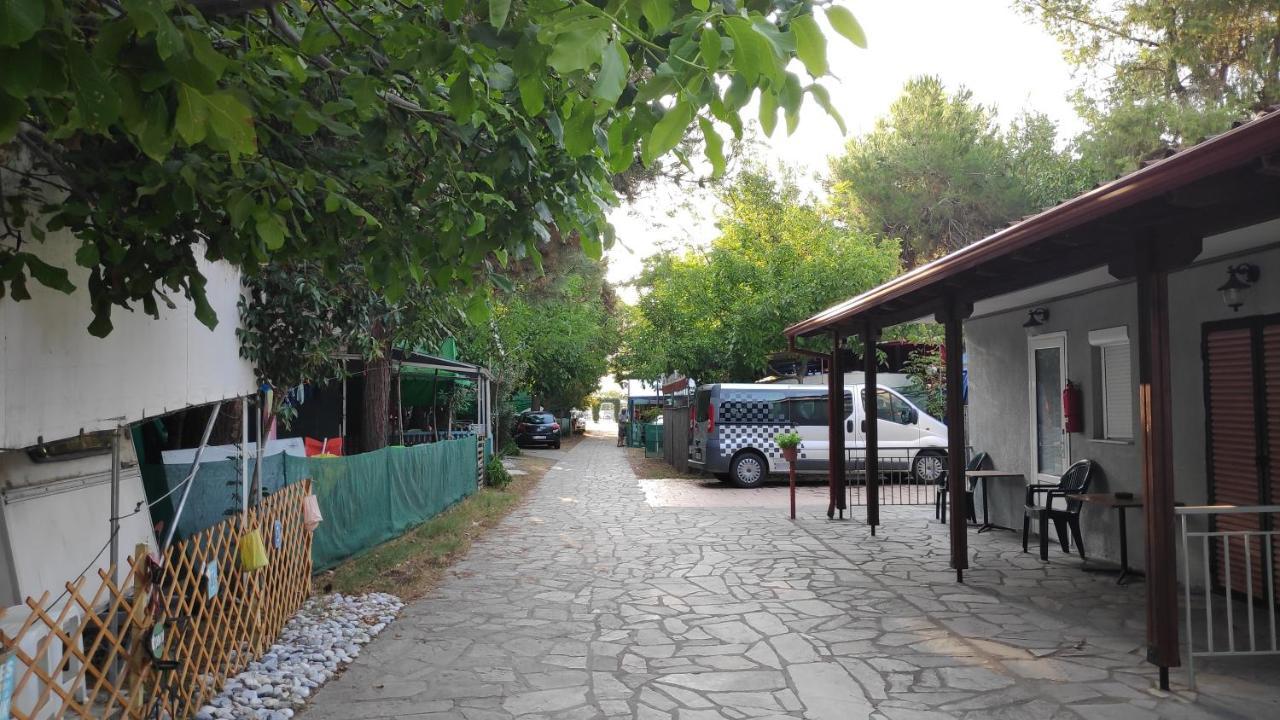 Camping Mitikas And Bungalows Plaka Litochorou Bagian luar foto