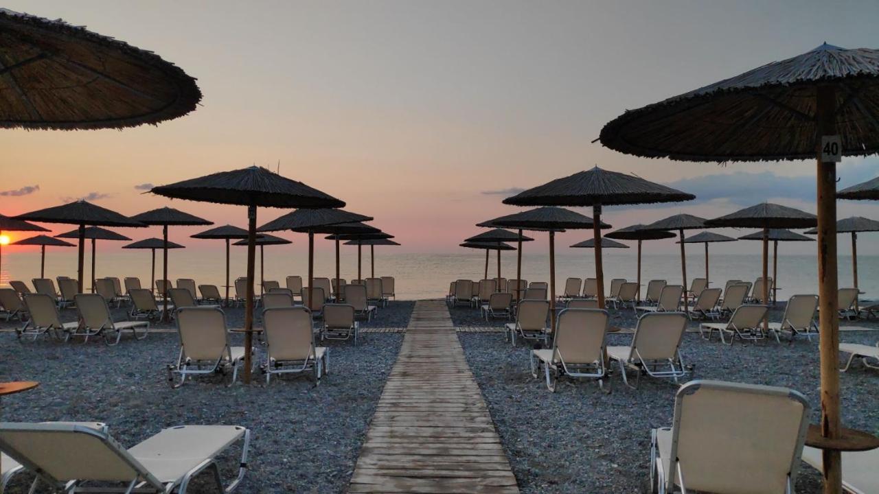 Camping Mitikas And Bungalows Plaka Litochorou Bagian luar foto