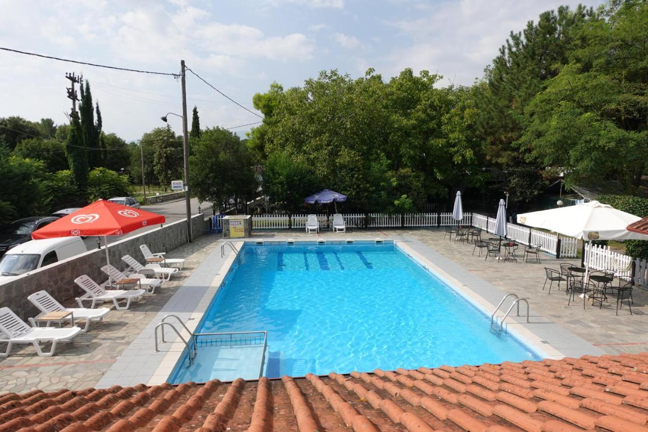 Camping Mitikas And Bungalows Plaka Litochorou Bagian luar foto
